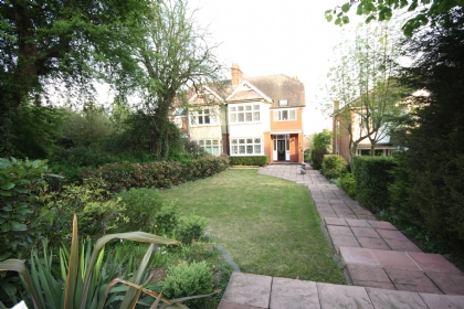 Property to rent : Manor Road, Chigwell IG7